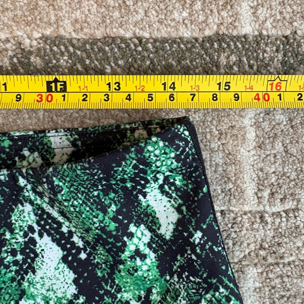Constantly Varied Gear (CVG) Venom Snakeskin Green Capri Leggings size Large - Picture 6 of 8